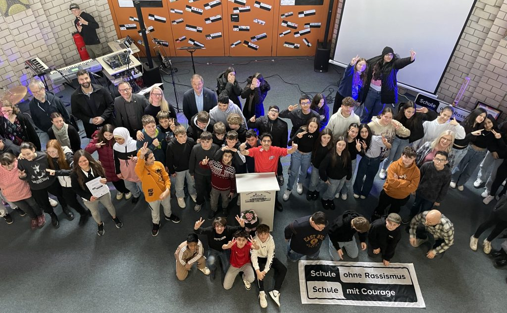 Unsere Schüler mit der offiziellen Plakette "Schule mit Courage- Schule ohne Rassismus" IMG_0036-k-1024x768