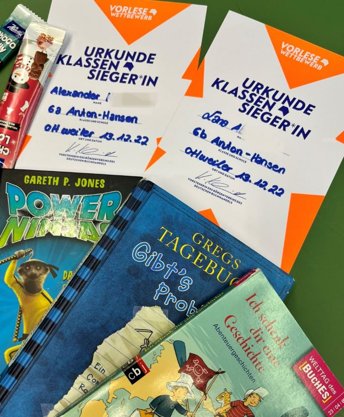 Urkunden und Bücher zum bundesweiten Vorlesewettbewerb Vorlese-22_2-768x1023